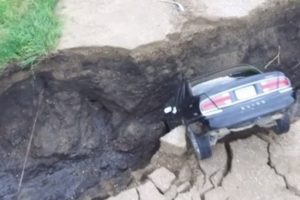 Aracıyla obruğa düştü, burnu bile kanamadı