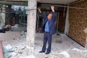 Dükkan sahibine kızdı, iş yerini kırıp döktü