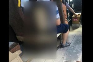 Dolmuşta görenleri şaşkına çeviren olay!