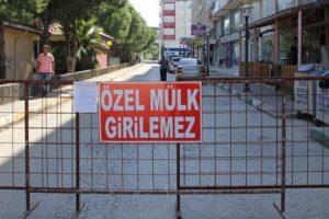 'Tapulu arazim' dedi, yolu trafiğe kapattı!