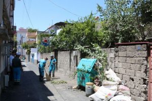 Kahramanmaraş'taki bir evden 3 kamyon çöp çıktı