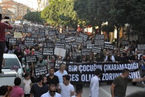 Bursa'da kadınlar, 'Çocuğuma dokunma' sloganı ile yürüdü