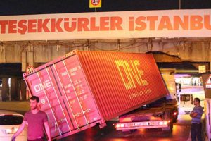 TIR, Unkapanı Köprüsü'ne sıkıştı