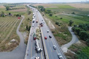 Saman yüklü kamyon devrildi! Trafik havadan görüntülendi