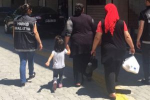 Vücutlarına sarılı halde 8,5 kilo esrarla yakalandılar!
