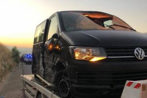 Yerinden çıkan tır lastiği minibüsün ön camından girip sürücüyü öldürdü