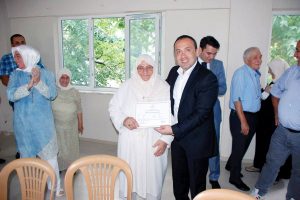 Bursa'da okuma-yazma öğrenenler sertifikalarını aldı
