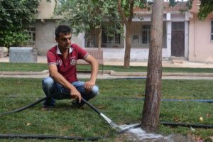 Çimleri sularken 20 bin lira buldu