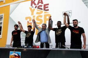 Kayserispor yeni transferlerini taraftara tanıttı