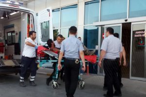Tartıştığı kişinin kolunu orakla kesti