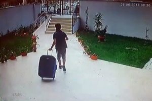 Poşetle birdi, bir davul ayakkabıyla çıktı