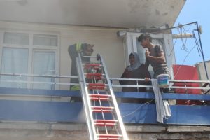 Alevlerin arasından itfaiye ekibinin sırtında kurtuldular