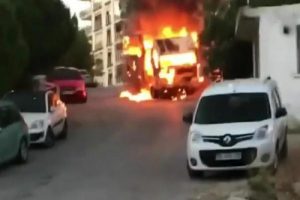 Yanan araç, hareket edip eve çarptı: 2 yaralı