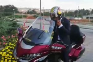 Kenan Sofuoğlu yemin törenine motosikletiyle geldi