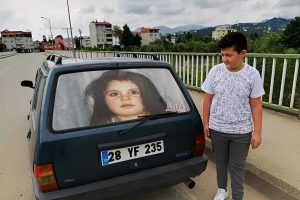 Arabasını minik Leyla'nın fotoğrafıyla kaplattı