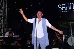 Hakan Altun gitaristiyle düet yaptı