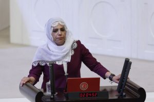 HDP'li Remziye Tosun beyaz tülbentle yemin etti