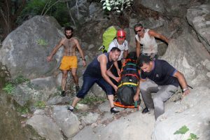 Kayalıklardan düşen Azeri turist can verdi