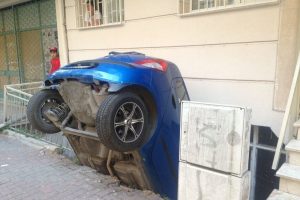 Fren yerine gaza bastı, apartman boşluğuna uçtu