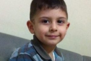 Denizde boğulma tehlikesi geçiren çocuk kurtarılamadı