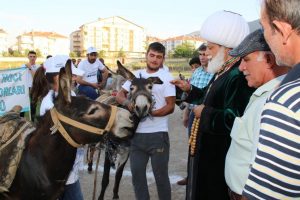 Eşeğe binme ve en güzel gözlü eşek yarışları yapıldı
