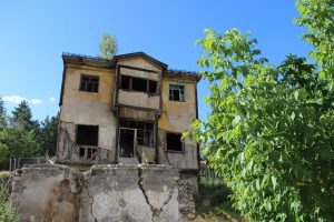 Defineciler metruk binaları mesken tuttu