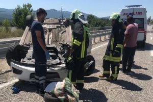 Otomobil bariyere çarpıp takla attı: 3 yaralı
