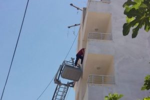 Evinde mahsur kalan yaşlı adam kurtarıldı