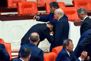 Bahçeli'nin elini öpen İYİ Partili Arkaz: Türk'ün töresinde büyüğe saygı esastır