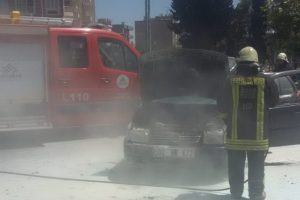 Seyir halindeki otomobil alev aldı