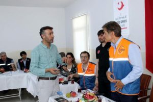 Ünlü cerrahdan Suriyeli sığınmacılara ziyaret