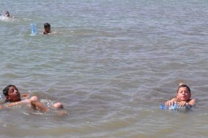 Pet bidonlardan can simidi yapan çocukların yüzme keyfi