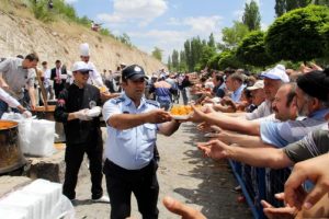'Evliyaları Anma Haftası'nda etli pilav izdihamı