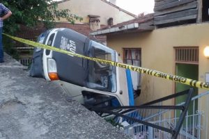 Yokuş aşağı kayan kamyonet eve girdi: 10 yaralı