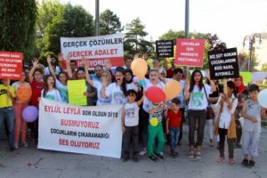 Çocuk istismarına karşı ağızlarında siyah bantla yürüdüler