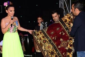 Demet Akalın: Şampanya gelen yerden kötülük gelmez!