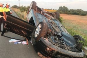 Takla atan araçta 2 yabancı uyruklu kişi yaralandı