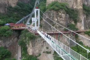Çin'de asma cam köprü açıldı