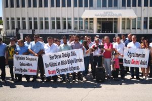KKTC Başbakanlık binası önünde eylem