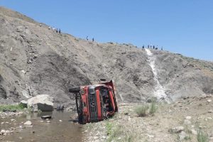 Kamyonet uçurumdan yuvarlandı: 2 yaralı