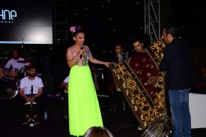 Demet Akalın'a sahne de halı hediyesi