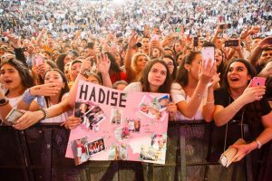 Hadise sahnede sakatlandı, konserden vazgeçmedi