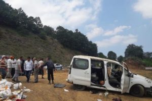 Bursa'da hafif ticari araç şarampole uçtu: 1'i çocuk, 5 yaralı
