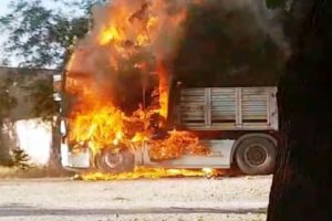 Elektrik tellerine çarpan TIR kül oldu