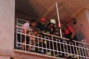 Kafası demire sıkışan çocuğun yardımına İtfaiye yetişti