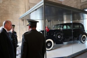 Erdoğan, Atatürk'ün otomobilini inceledi
