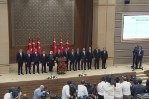 Yeni kabinede 2 kadın bakan yer aldı