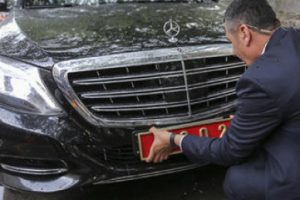 Binali Yıldırım'ın makam otomobilinin plakası değiştirildi
