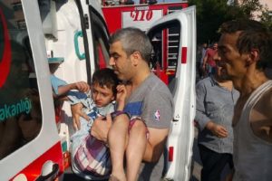 Çatı katında çıkan yangında korku dolu anlar!