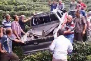 Çay tarlasına devrilen kamyonete 'Rize işi' kurtarma